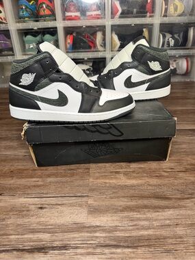 Nike Air Jordan 1 Mid Black White